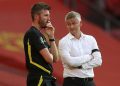 Michael Carrick (kiri) akhirnya lebih dipilih Man United menjadi pelatih interim untuk menyelesaikan musim 2025-2026 ketimbang Ole Gunnar Solskjaer. (MARTIN RICKETT/AFP)
