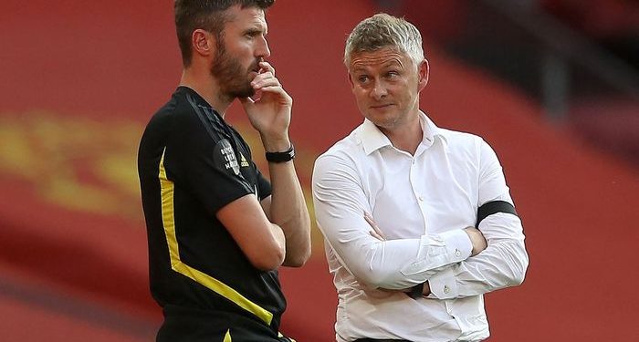 Michael Carrick (kiri) akhirnya lebih dipilih Man United menjadi pelatih interim untuk menyelesaikan musim 2025-2026 ketimbang Ole Gunnar Solskjaer. (MARTIN RICKETT/AFP)