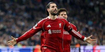 Free kick apik Dominik Szoboslai ke gawang Marseille. (REUTERS/ALEXANDRE DIMOU)