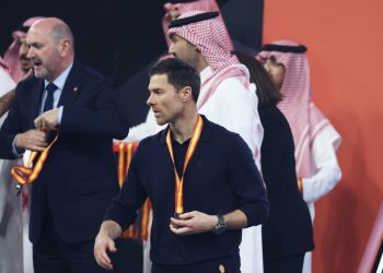 Xabi Alonso mengajak skuadnya membuat guard of honor untuk Barcelona di podium Stadion King Abdullah namun ditolak Mbappe dkk, Jeddah, 12 Januari 2026.-Fadel Senna-AFP