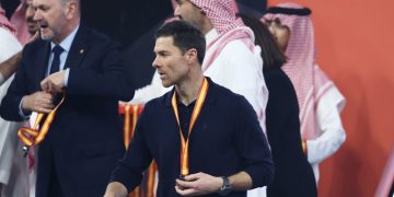Xabi Alonso mengajak skuadnya membuat guard of honor untuk Barcelona di podium Stadion King Abdullah namun ditolak Mbappe dkk, Jeddah, 12 Januari 2026.-Fadel Senna-AFP