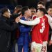 Momen ribut-ribut Enzo Fernandez dan Martin Zubimendi usai Chelsea vs Arsenal di Piala Liga Inggris. (Foto: Catherine Ivill - AMA/Getty Images)