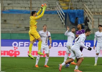 Aksi Emil Audero Mulyadi (kuning) di laga Fiorentina vs Cremonese. Emil bikin 7 saves, namun Cremonese tetap kalah 0-1. (Foto: Andrea Martini/NurPhoto via Getty Images)