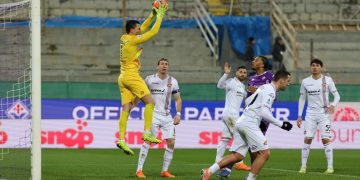 Aksi Emil Audero Mulyadi (kuning) di laga Fiorentina vs Cremonese. Emil bikin 7 saves, namun Cremonese tetap kalah 0-1. (Foto: Andrea Martini/NurPhoto via Getty Images)