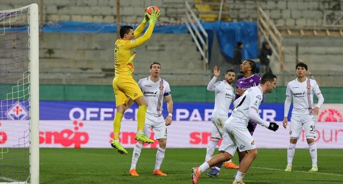 Aksi Emil Audero Mulyadi (kuning) di laga Fiorentina vs Cremonese. Emil bikin 7 saves, namun Cremonese tetap kalah 0-1. (Foto: Andrea Martini/NurPhoto via Getty Images)