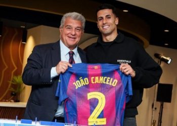 Presiden Barcelona Joan Laporta (kiri) berfoto bersama Joao Cancelo. Foto: German Parga - FC Barcelona