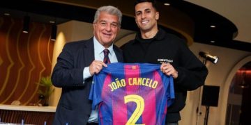 Presiden Barcelona Joan Laporta (kiri) berfoto bersama Joao Cancelo. Foto: German Parga - FC Barcelona