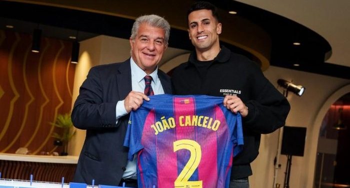 Presiden Barcelona Joan Laporta (kiri) berfoto bersama Joao Cancelo. Foto:  Parga - FC Barcelona