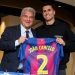 Presiden Barcelona Joan Laporta (kiri) berfoto bersama Joao Cancelo. Foto:  Parga - FC Barcelona