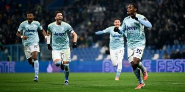 Jonathan David (kanan) dihampiri rekan setimnya usai mencetak gol ketiga Juventus ke gawang Sassuolo. Foto: Juventus FC via Getty Images/Daniele Badolato - Juventus FC