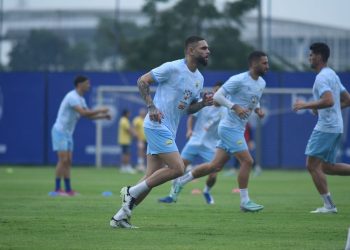 Layvin Kurzawa berlatih dengan skuad Persib. (Foto: Official Persib)