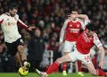 Pemain Liverpool, Dominik Szoboszlai (kiri), dan pemain Arsenal, Declan Rice, saling berebut bola dalam pertandingan Liga Inggris, Jumat (9/1/2026). (c) AP Photo/Ian Walton