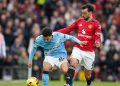 Aksi Bruno Fernandes (kanan) di laga Manchester United vs Manchester City, Sabtu (17/01/2026). (c) AP Photo/Dave Thompson