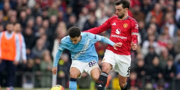 Aksi Bruno Fernandes (kanan) di laga Manchester United vs Manchester City, Sabtu (17/01/2026). (c) AP Photo/Dave Thompson
