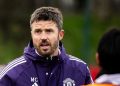 Michael Carrick saat memimpin latihan Manchester United (c) MUFC Official