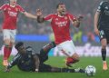 Vangelis Pavlidis ditekel oleh Aurelien Tchouameni dalam laga Liga Champions antara Benfica vs Real Madrid di Lisbon, 29 Januari 2026 (c) AP Photo/Armando Franca
