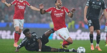 Vangelis Pavlidis ditekel oleh Aurelien Tchouameni dalam laga Liga Champions antara Benfica vs Real Madrid di Lisbon, 29 Januari 2026 (c) AP Photo/Armando Franca