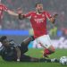 Vangelis Pavlidis ditekel oleh Aurelien Tchouameni dalam laga Liga Champions antara Benfica vs Real Madrid di Lisbon, 29 Januari 2026 (c) AP Photo/Armando Franca
