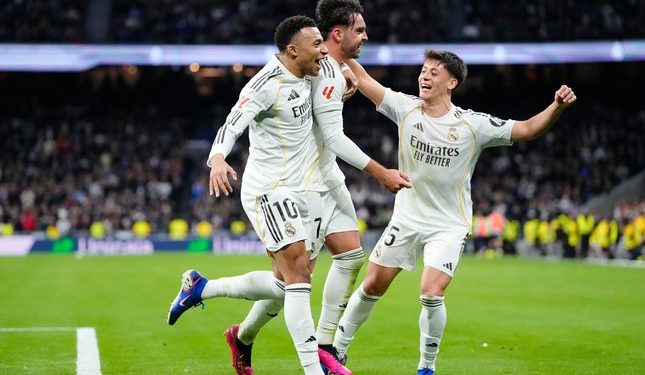 Skuad Real Madrid merayakan gol Raul Asencio ke gawang Levante, Sabtu (17/01/2026). (c) AP Photo/Jose Breton