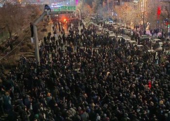 Foto: Ribuan warga turun ke jalan di wilayah Mashad, Iran untuk memprotes atas kesulitan ekonomi di seluruh negeri. (X/@Osint613)