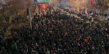 Foto: Ribuan warga turun ke jalan di wilayah Mashad, Iran untuk memprotes atas kesulitan ekonomi di seluruh negeri. (X/@Osint613)