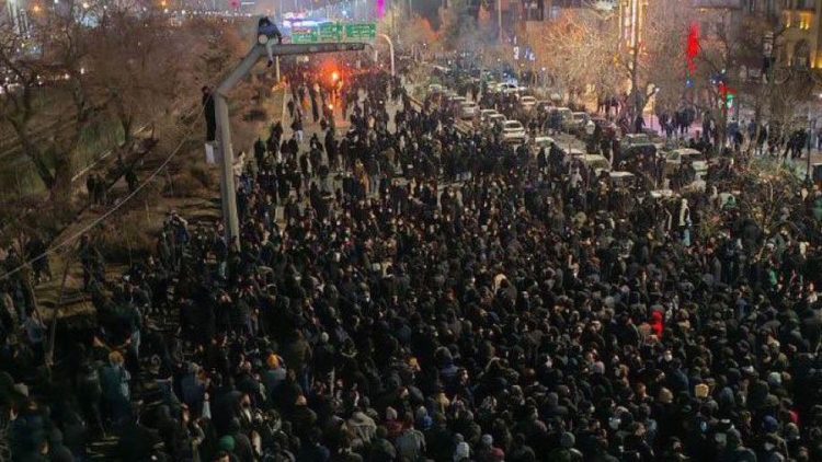 Foto: Ribuan warga turun ke jalan di wilayah Mashad, Iran untuk memprotes atas kesulitan ekonomi di seluruh negeri. (X/@Osint613)