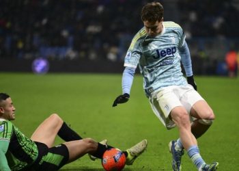 Fabio Grosso sorot kinerja barisan pertahanan Sassuolo usai dibantai Juventus. (AFP/MARCO BERTORELLO)