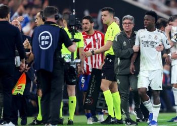 Vinicius Junior ditenangkan staf Real Madrid usai cekcok dengan Diego Simeone. (Foto: Getty Images/Yasser Bakhsh)
