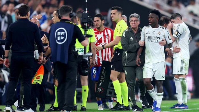 Vinicius Junior ditenangkan staf Real Madrid usai cekcok dengan Diego Simeone. (Foto: Getty Images/Yasser Bakhsh)