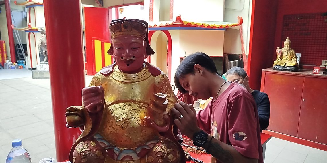 Patung Dewa di Vihara