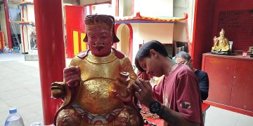 Patung Dewa di Vihara