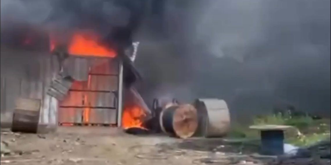 Kebakaran hebat melanda gudang rongsok, gudang kabel, dan bengkel cat di Cimareme, Bandung Barat (23/2). Kerugian mencapai ratusan juta rupiah. (Uby/pasjabar)