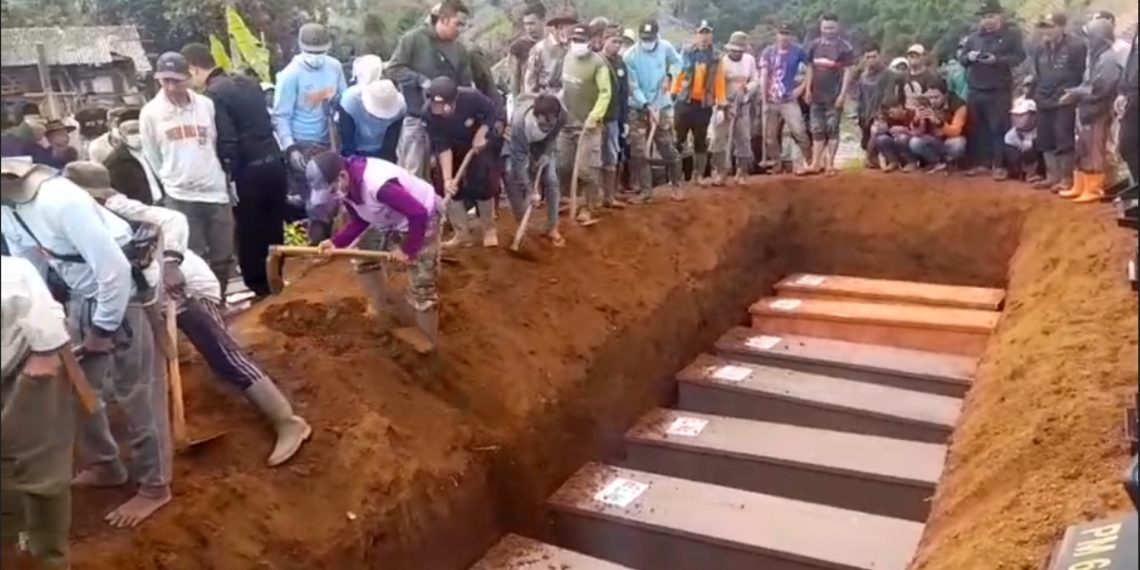 Sebanyak 10 jenazah korban longsor Cisarua, Bandung Barat, dimakamkan secara massal karena gagal teridentifikasi DNA. (Uby/pasjabar)