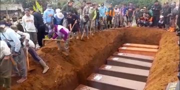 Sebanyak 10 jenazah korban longsor Cisarua, Bandung Barat, dimakamkan secara massal karena gagal teridentifikasi DNA. (Uby/pasjabar)