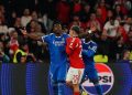 Vinicius (kiri) dan Prestianni terlibat friksi di tengah laga Benfica vs Madrid. Foto: Getty Images/Gualter Fatia