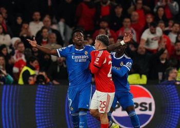 Vinicius (kiri) dan Prestianni terlibat friksi di tengah laga Benfica vs Madrid. Foto: Getty Images/Gualter Fatia