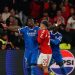 Vinicius (kiri) dan Prestianni terlibat friksi di tengah laga Benfica vs Madrid. Foto: Getty Images/Gualter Fatia