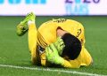 Kiper Cremonese, Emil Audero, mengalami cedera setelah ledakan suar di lapangan pada laga Serie A Italia antara US Cremonese dan Inter Milan di Stadion Giovanni Zini di Cremona, Italia utara, pada 1 Februari 2026.(AFP/PIERO CRUCIATTI)