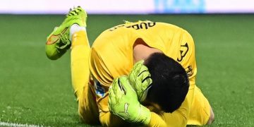 Kiper Cremonese, Emil Audero, mengalami cedera setelah ledakan suar di lapangan pada laga Serie A Italia antara US Cremonese dan Inter Milan di Stadion Giovanni Zini di Cremona, Italia utara, pada 1 Februari 2026.(AFP/PIERO CRUCIATTI)