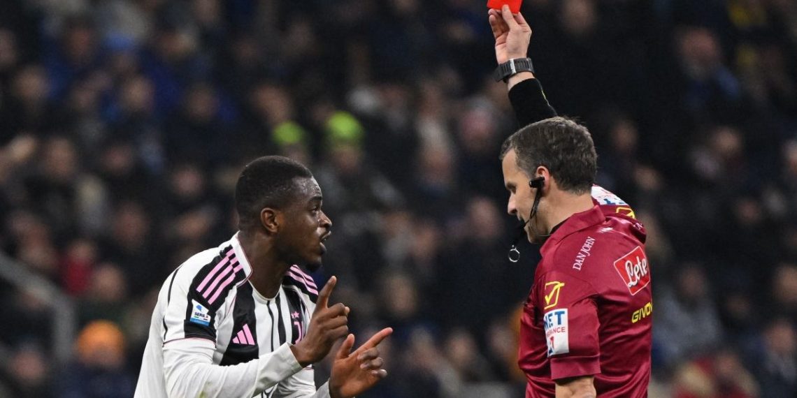Bek Juventus Pierre Kalulu menerima kartu merah dari wasit Federico La Penna pada pertandingan akbar pekan ke-25 Serie A Inter Milan vs Juventus yang bergulir di Stadion Giuseppe Meazza, Milan, pada Minggu (15/2/2026) dini hari WIB.(AFP/PIERO CRUCIATTI)