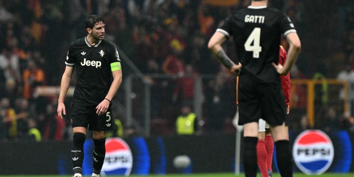 Gelandang Juventus, Manuel Locatelli, bereaksi pada laga leg pertama play-off babak knockout Liga Champions UEFA antara Galatasaray SK dan Juventus FC di Rams Park, Istanbul, pada 17 Februari 2026.(AFP/OZAN KOSE)