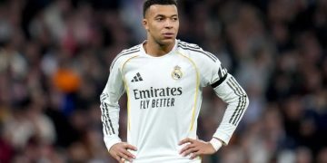 Kylian Mbappe absen bela Real Madrid lawan Benfica akibat cedera lutut kambuhan; ia diperkirakan menepi 10 hari demi menghindari risiko jangka panjang.-Aitor Alcade-Getty Images