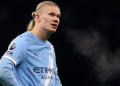 Erling Haaland kritik wasit usai gol Rayan Cherki dianulir di laga Liverpool vs Man City. (Getty Images)