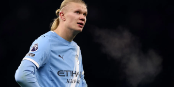 Erling Haaland kritik wasit usai gol Rayan Cherki dianulir di laga Liverpool vs Man City. (Getty Images)