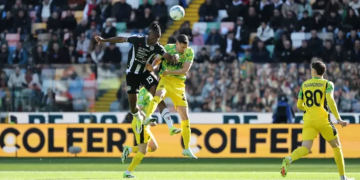 Bek Timnas Indonesia Jay Idzes duel udara lawan Udinese. (Doc. US Sassuolo)