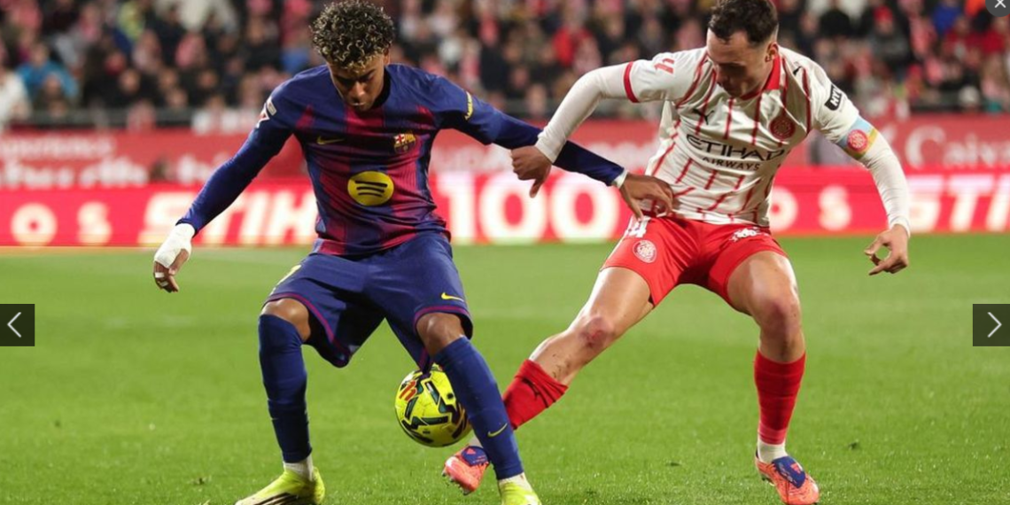 Lamine Yamal mendapatkan tekel brutal dari Joel Roca. (REUTERS/Bruna Casas)