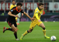 Pemain AC Milan, Cristian Pulisic (kanan) mencoba melewati gelandang Como 1907, Martin Baturina dalam pertandingan Liga Italia 2025/26 di Stadion San Siro pada Rabu (18/2/2026). ACMilan.com