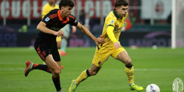 Pemain AC Milan, Cristian Pulisic (kanan) mencoba melewati gelandang Como 1907, Martin Baturina dalam pertandingan Liga Italia 2025/26 di Stadion San Siro pada Rabu (18/2/2026). ACMilan.com
