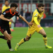 Pemain AC Milan, Cristian Pulisic (kanan) mencoba melewati gelandang Como 1907, Martin Baturina dalam pertandingan Liga Italia 2025/26 di Stadion San Siro pada Rabu (18/2/2026). ACMilan.com