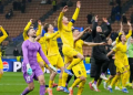 Para pemain Bodo/Glimt merayakan kemenangan di akhir pertandingan sepak bola babak play-off Liga Champions antara Inter Milan dan Bodo Glimt, di stadion San Siro di Milan, Italia, Selasa, 24 Februari 2026. (Sumber: AP Photo/Luca Bruno)